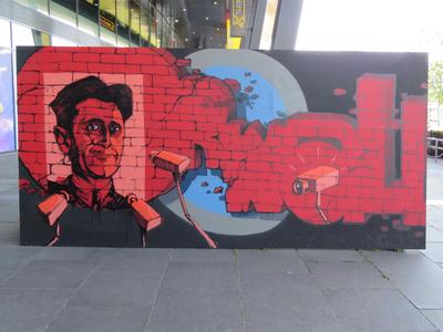 844155 Afbeelding van het paneel 'Orwell' gemaakt door graffitikunstenaar 'Egoïst' dat geveild gaat worden, opgesteld ...